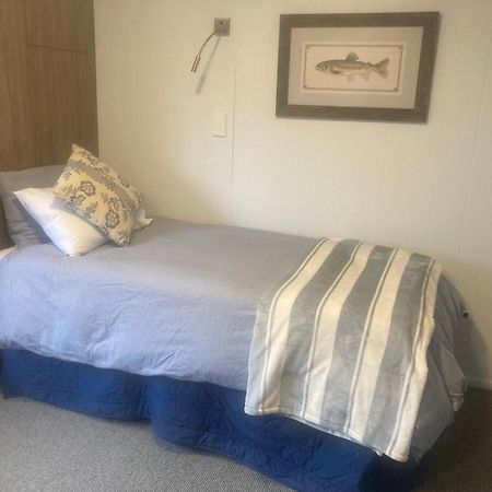 Anglers Adventure Paradise Cabin Bnb Wifi Parking Turangi Eksteriør billede